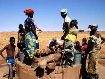Women drawing water at a well in the Ouallam region.